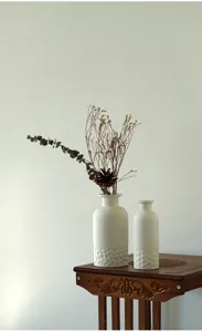 Vase en céramique blanche minimaliste moderne détail pour décoration d'intérieur élégante.