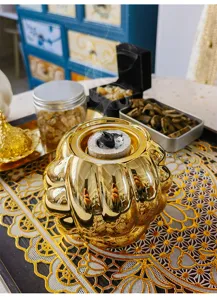 Detailansicht moderner nordischer Keramik Gold Räuchergefäß gerillte Textur Tischdeko Aromatherapie Ofen