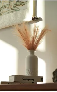 Vase en céramique blanche minimaliste nordique avec herbe de pampa séchée vue détaillée.