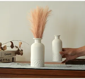 Vase en céramique blanche minimaliste nordique moderne pour décoration et fleurs.