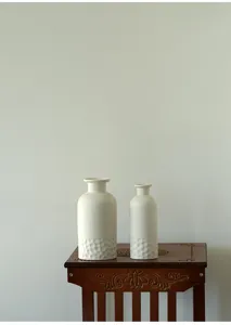 Vue détaillée d'un ensemble de vases en céramique blanche minimaliste et moderne.