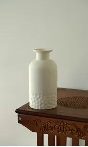Vase en céramique blanche minimaliste, détail de la base texturée, superbe décoration d'intérieur.