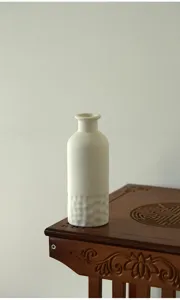 Vase en céramique blanche minimaliste nordique, surface texturée décoration d'intérieur.