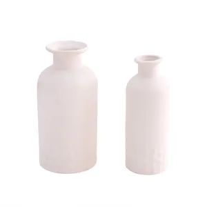 Vue détaillée de l'ensemble de vases en céramique blanche, déco nordique mat.