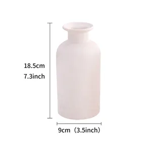 Vase en céramique blanche minimaliste détail avec dimensions et design de décoration élégant.