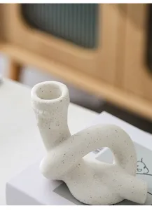 Gros plan sur le bougeoir nœud en céramique blanche, design artistique pour décoration de table.