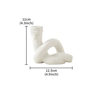 Vue détaillée du bougeoir en céramique nouée moderne, montrant la texture et les dimensions.