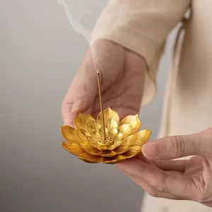 Portaincensi di loto in metallo creativo moderno, bruciatore di bastoncini di sandalo dorato.