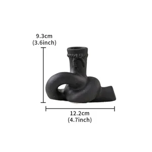Vue rapprochée détaillée du élégant porte-bougie en céramique noire avec dimensions.