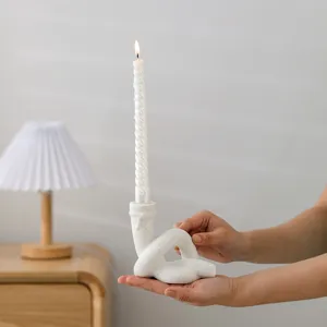 Bougeoir en céramique à nœud d'art créatif avec bougie blanche torsadée pour bureau.
