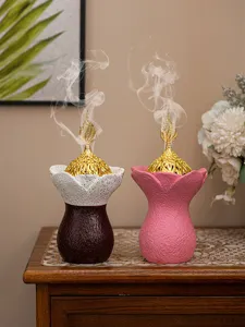 Vue détail du brûleur d'encens en résine du Moyen-Orient avec couvercle doré pour aromathérapie