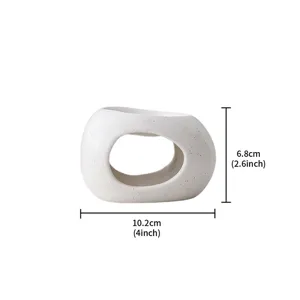 Vista dettagliata del bruciatore di oli essenziali in ceramica dal design minimalista.