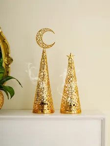 Detailopname van gouden holle metalen wierookbranders in Midden-Oosterse stijl met maan.