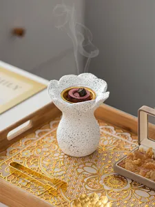 Vue détaillée du brûleur d'encens en résine blanche lotus avec plateau doré pour cônes.