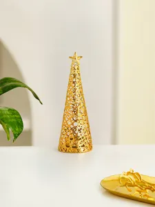 Detailopname van de gouden holle metalen wierookbrander als stijlvolle bureaudecoratie.