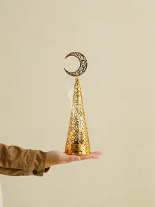 Gedetailleerde close-up van de gouden holle metalen wierookbrander met decoratieve halve maan.