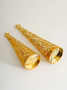 Gedetailleerd overzicht van gouden holle metalen wierookbrander, kegelvormig.