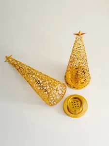 Gouden holle metalen wierookbrander detailweergave, Arabische houder met geperforeerde voet.