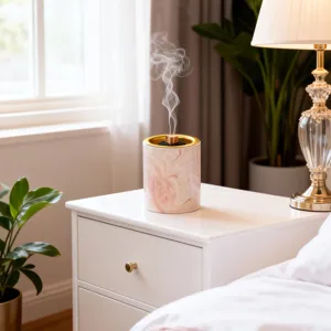 Rosa Marmor Keramik Weihrauchbrenner für Heimtextilien, elegante Aromatherapie Deko auf Nachttisch.