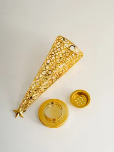 Gouden metalen holle wierookbrander detailweergave, Midden-Oosterse stijl censer, elegante tafeldecoratie.