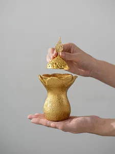 Bruleur d'encens oriental en resine fait a la main montre le detail du couvercle dore.