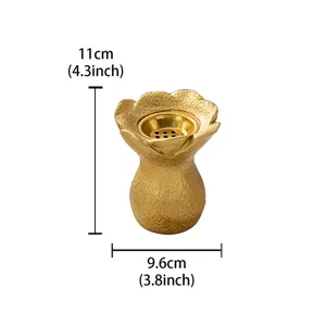 Vue détaillée du brûleur d'encens fleur dorée, montrant la forme délicate et le centre perforé.