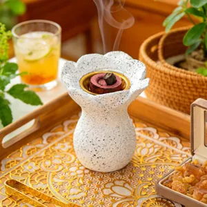Brûleur d'encens en résine design floral avec plateau doré, idéal pour la maison et l'aromathérapie.
