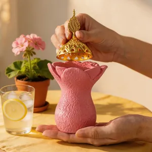 Bruleur d'encens en resine rose style moyen-oriental avec couvercle dore pour deco principale