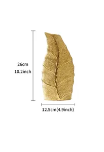 Détail du vase en céramique dorée en forme de feuille avec dimensions de 26 cm et 12,5 cm.