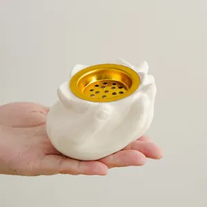 Bruciatore di incenso in ceramica con inserto oro, elegante design floreale per arredamento arabo.