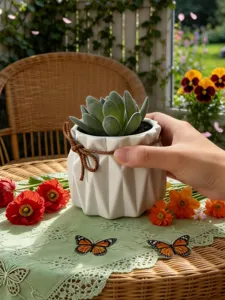 Plante en pot succulente en ceramique avec decoration en jute, plante artificielle maison.