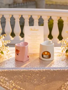 Portacandele in ceramica a cuore, romantica decorazione per matrimoni e brucia essenze rosa e bianco.