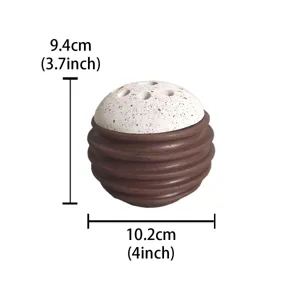 Dettaglio del bruciatore d'incenso in ceramica stile orientale, cupola bianca e base a coste.