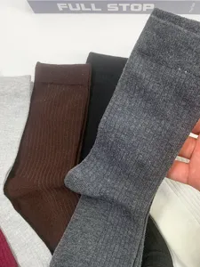 Gros plan de chaussettes côtelées pour femmes en plusieurs couleurs avec texture douce et élastique.