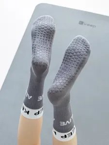 Calzini da yoga antiscivolo con grip in silicone, calze fitness grigie per pilates.