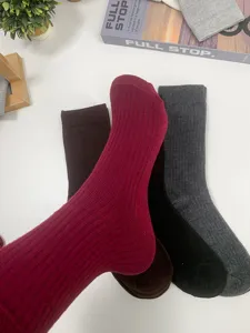 Chaussettes mi-hautes côtelées rouge vin pour femmes, chaussettes souples en coton pour le quotidien.