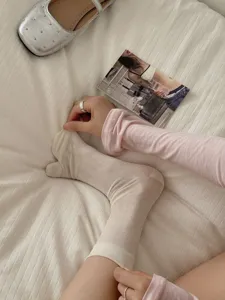 Thin breathable split toe socks for women, lightweight beige two-toe mid-calf socks.