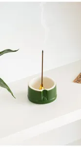 Primo piano del bruciatore di incenso in ceramica di bambù verde, supporto per incenso.