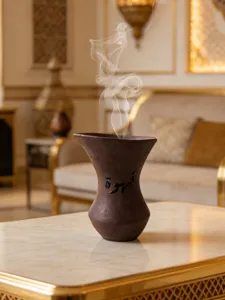Eleganter Harz-Weihrauchbrenner mit arabischer Schrift für stilvolle Heimdekoration.