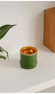 Dettaglio bruciatore di incenso in ceramica bambù verde, portaincenso da tavolo moderno.