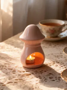 Porte-bougie en ceramique champignon rose, decor de table elegant pour la maison et les fetes.
