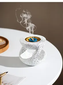 Bruciatore di incenso in resina creativa moderna, dettaglio di diffusore di aroma per la casa.