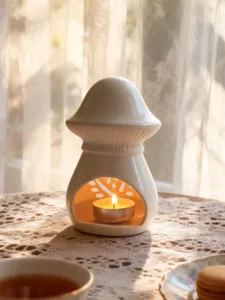 Détail bougeoir champignon en céramique, brûleur chaleureux pour décoration de table moderne.