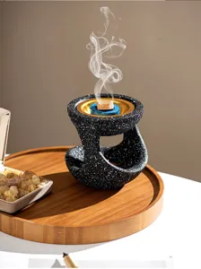 Bruciatore di incenso sospeso in resina creativa moderna con ciotola interna dorata e vassoio in legno