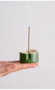 Primo piano del bruciatore di incenso in ceramica di bambù verde per decorazione.