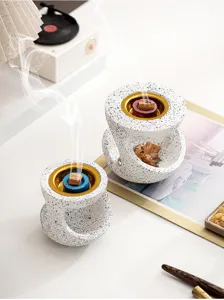 Bruciatore di incenso in resina creativa moderna, dettaglio di decorazione elegante.
