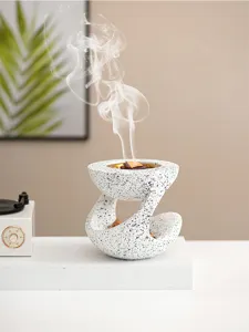 Vista dettagliata bruciatore incenso in resina design Z per decorazioni e aromaterapia domestica.