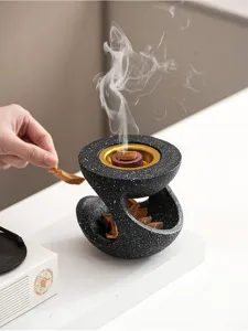 Bruciatore di incenso in resina creativa, design macchiato nero con vassoio dorato.