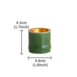 Mini bruciatore di incenso in ceramica verde, design bambù con interno dorato, dettaglio.