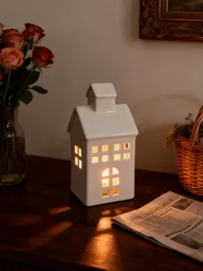 Bougeoir de maison en céramique blanche avec fenêtres ajourées pour décoration chaleureuse et table